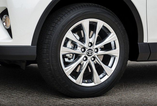 Тест-драйв Toyota RAV4 Hybrid: майбутнє не за горами Тест-драйв (фото) - фото 10 Тест-драйв Toyota RAV4 Hybrid: майбутнє не за горами Тест-драйв (фото) - фото 10