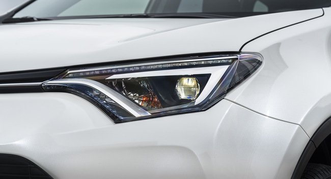 Тест-драйв Toyota RAV4 Hybrid: майбутнє не за горами Тест-драйв (фото) - фото 5 Тест-драйв Toyota RAV4 Hybrid: майбутнє не за горами Тест-драйв (фото) - фото 5