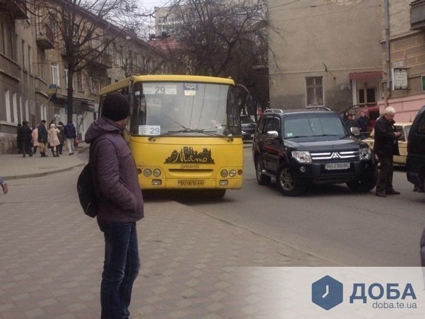 Через ДТП в центрі Тернополя маршрутки їдуть тротуаром (Фото) (фото) - фото 1 Через ДТП в центрі Тернополя маршрутки їдуть тротуаром (Фото) (фото) - фото 1