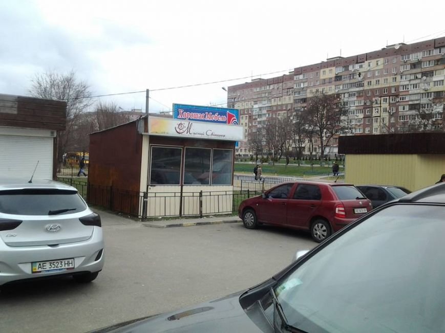 Владельцы МАФов в Днепропетровске не знают меры: киоск установили на газон (ФОТОФАКТ) (фото) - фото 2 Владельцы МАФов в Днепропетровске не знают меры: киоск установили на газон (ФОТОФАКТ) (фото) - фото 2