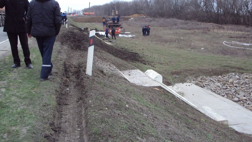 В 500 метрах от Новошахтинском перевернулся нефтевоз, трагедии удалось избежать (фото) - фото 1 В 500 метрах от Новошахтинском перевернулся нефтевоз, трагедии удалось избежать (фото) - фото 1
