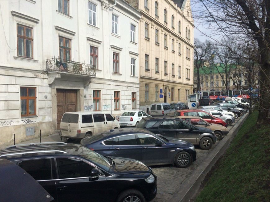 Парковки у центрі Львова: чому місто щодня втрачає кошти (фото) - ф... Парковки у центрі Львова: чому місто щодня втрачає кошти (фото) - фото 4