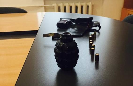В Днепродзержинске задержали полицейских за В Днепродзержинске задержали полицейских за