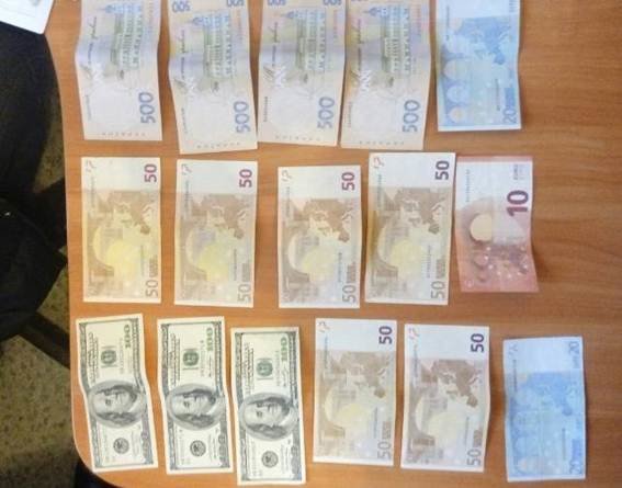 В Днепродзержинске задержали полицейских за В Днепродзержинске задержали полицейских за