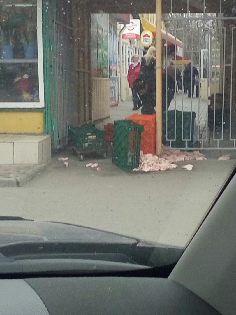 На Днепропетровском рынке продают испорченную курицу (ФОТОФАКТ) (фото) - фото 1 На Днепропетровском рынке продают испорченную курицу (ФОТОФАКТ) (фото) - фото 1