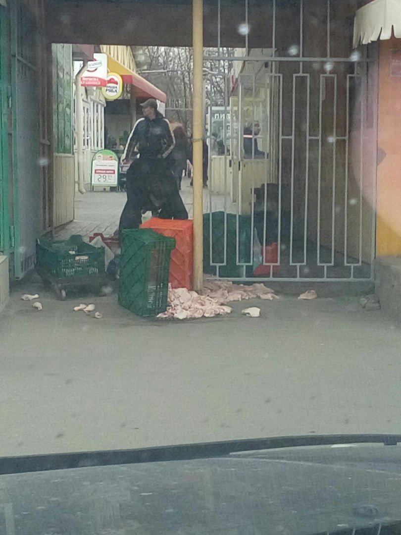 На Днепропетровском рынке продают испорченную курицу (ФОТОФАКТ) (фото) - фото 3 На Днепропетровском рынке продают испорченную курицу (ФОТОФАКТ) (фото) - фото 3