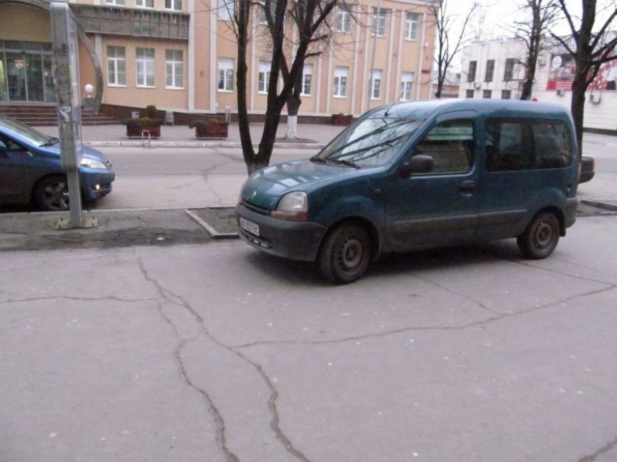 В Кременчуге припаркованные с нарушениями автомобили будут эвакуированы на штрафплощадку (фото) - фото 1 В Кременчуге припаркованные с нарушениями автомобили будут эвакуированы на штрафплощадку (фото) - фото 1