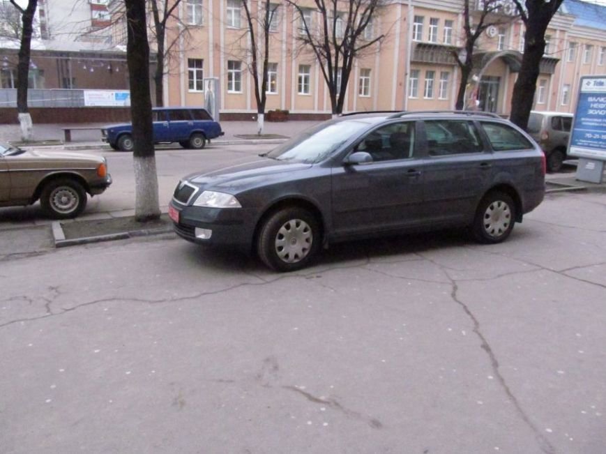 В Кременчуге припаркованные с нарушениями автомобили будут эвакуированы на штрафплощадку (фото) - фото 1 В Кременчуге припаркованные с нарушениями автомобили будут эвакуированы на штрафплощадку (фото) - фото 1