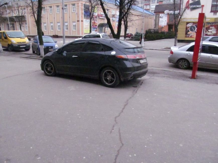 В Кременчуге припаркованные с нарушениями автомобили будут эвакуированы на штрафплощадку (фото) - фото 1 В Кременчуге припаркованные с нарушениями автомобили будут эвакуированы на штрафплощадку (фото) - фото 1