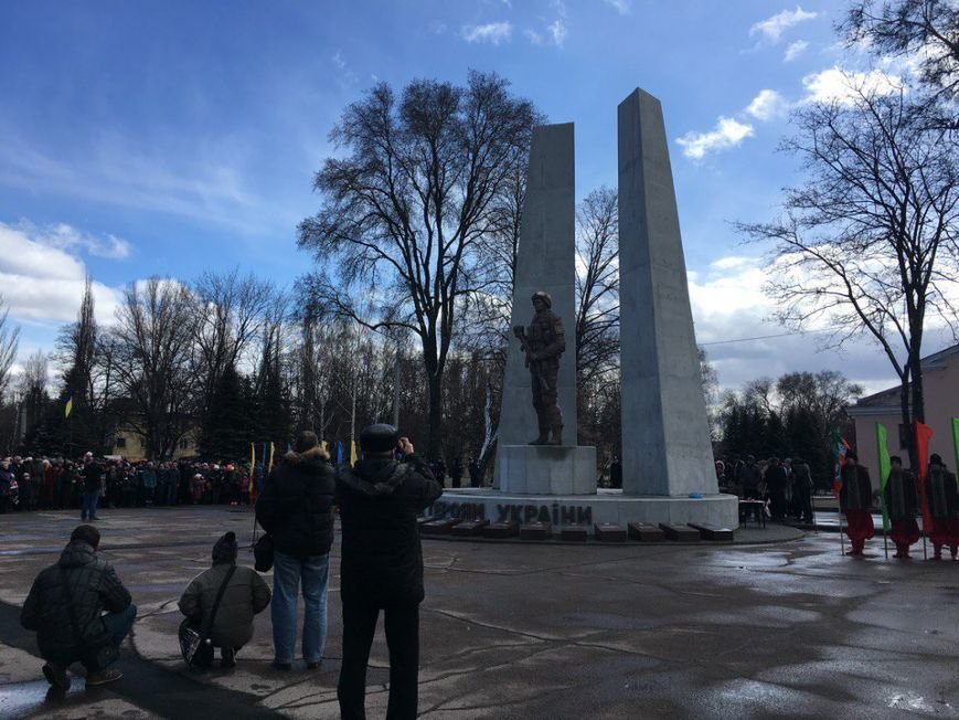 В Кривом Роге торжественно открыт первый в Украине монумент памяти погибшим в зоне АТО Героям (ФОТО) (фото) - фото 1 В Кривом Роге торжественно открыт первый в Украине монумент памяти погибшим в зоне АТО Героям (ФОТО) (фото) - фото 1