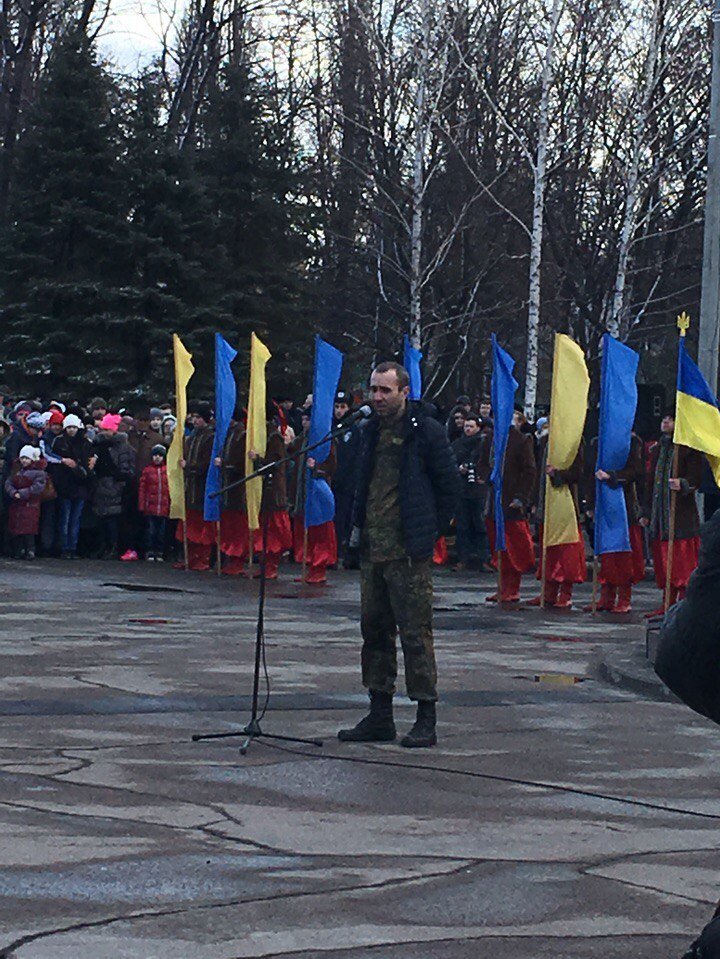 В Кривом Роге торжественно открыт первый в Украине монумент памяти погибшим в зоне АТО Героям (ФОТО) (фото) - фото 1 В Кривом Роге торжественно открыт первый в Украине монумент памяти погибшим в зоне АТО Героям (ФОТО) (фото) - фото 1
