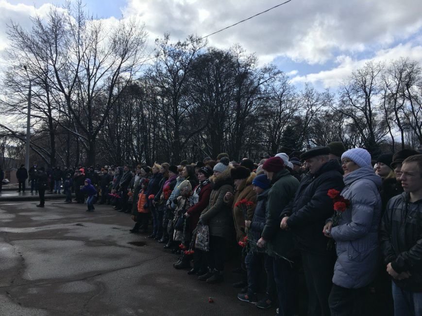 В Кривом Роге торжественно открыт первый в Украине монумент памяти погибшим в зоне АТО Героям (ФОТО) (фото) - фото 2 В Кривом Роге торжественно открыт первый в Украине монумент памяти погибшим в зоне АТО Героям (ФОТО) (фото) - фото 2