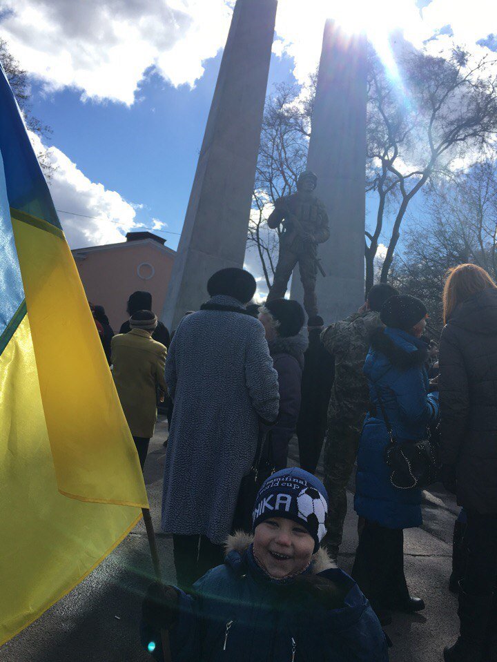 В Кривом Роге торжественно открыт первый в Украине монумент памяти погибшим в зоне АТО Героям (ФОТО) (фото) - фото 1 В Кривом Роге торжественно открыт первый в Украине монумент памяти погибшим в зоне АТО Героям (ФОТО) (фото) - фото 1