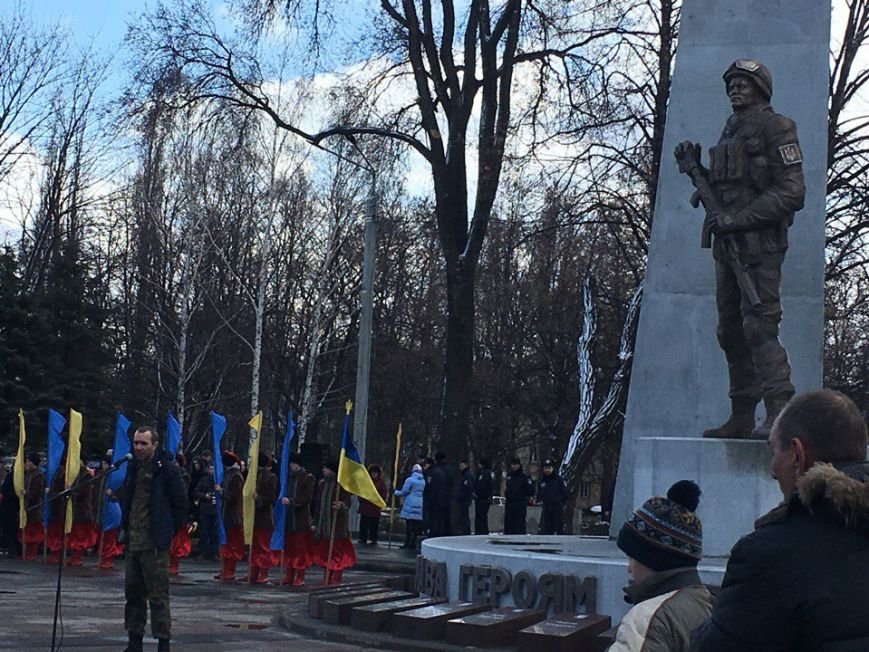 В Кривом Роге торжественно открыт первый в Украине монумент памяти погибшим в зоне АТО Героям (ФОТО) (фото) - фото 1 В Кривом Роге торжественно открыт первый в Украине монумент памяти погибшим в зоне АТО Героям (ФОТО) (фото) - фото 1