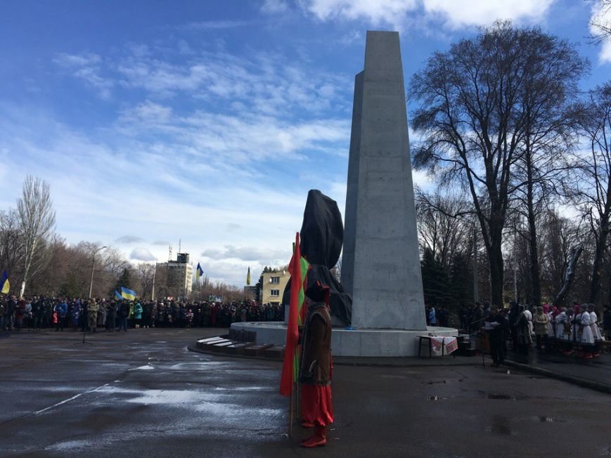 В Кривом Роге торжественно открыт первый в Украине монумент памяти погибшим в зоне АТО Героям (ФОТО) (фото) - фото 1 В Кривом Роге торжественно открыт первый в Украине монумент памяти погибшим в зоне АТО Героям (ФОТО) (фото) - фото 1