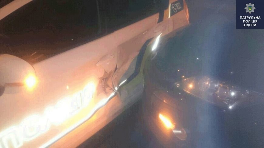 В Одессе на месте аварии лихач сбил полицейского-регулировщика (ФОТО) (фото) - фото 1