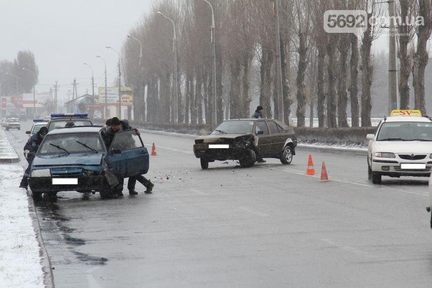 В Днепродзержинске на проспекте Юбилейном в ДТП столкнулись «восьмерка» и Citroen (фото) - фото 2 В Днепродзержинске на проспекте Юбилейном в ДТП столкнулись «восьмерка» и Citroen (фото) - фото 2
