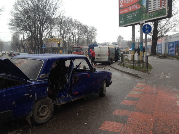 На перехресті вулиць Липинського та Замарстинівської зіштовхнулись два автомобілі: є потерпілі (фото) - фото 1