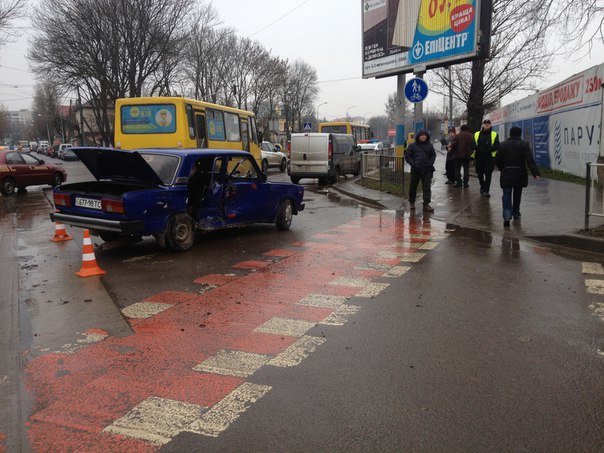 На перехресті вулиць Липинського та Замарстинівської зіштовхнулись два автомобілі: є потерпілі (фото) - фото 1