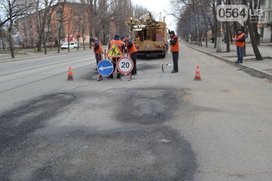 В Кривом Роге: дороги ремонтирует бригада из Днепропетровска, гориз... В Кривом Роге: дороги ремонтирует бригада из Днепропетровска, горизбирком не проголосовал за наблюдателей Семенченка, у АТОшника хотели отобрать ав...