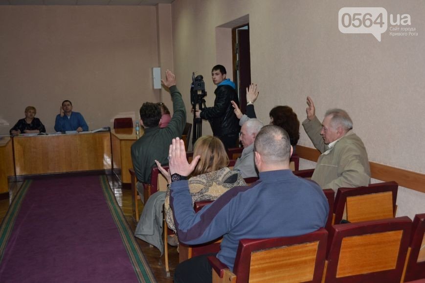 В Кривом Роге: дороги ремонтирует бригада из Днепропетровска, гориз... В Кривом Роге: дороги ремонтирует бригада из Днепропетровска, горизбирком не проголосовал за наблюдателей Семенченка, у АТОшника хотели отобрать ав...