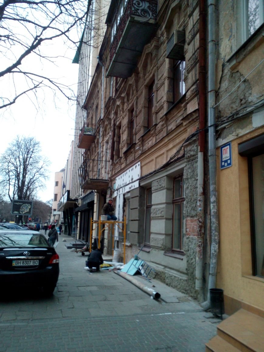Во-первых, это красиво! Старинное здание в центре Одессы утепляют пенопластом (ФОТО) (фото) - фото 1
