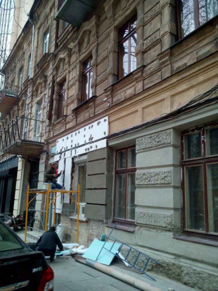 Во-первых, это красиво! Старинное здание в центре Одессы утепляют пенопластом (ФОТО) (фото) - фото 1