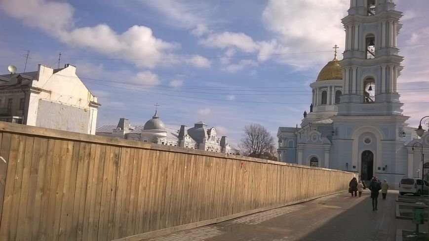 Cумчане против долгостроя напротив собора (ФОТО) (фото) - фото 1 Cумчане против долгостроя напротив собора (ФОТО) (фото) - фото 1