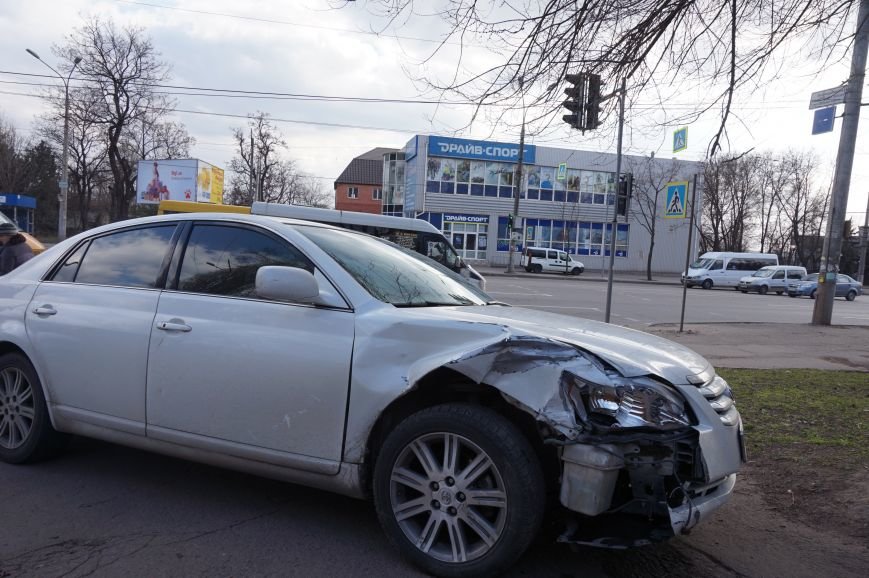 В Кривом Роге четыре автомобиля влетели друг в друга на светофоре (ФОТО) (фото) - фото 2 В Кривом Роге четыре автомобиля влетели друг в друга на светофоре (ФОТО) (фото) - фото 2