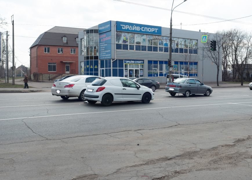 В Кривом Роге четыре автомобиля влетели друг в друга на светофоре (ФОТО) (фото) - фото 1 В Кривом Роге четыре автомобиля влетели друг в друга на светофоре (ФОТО) (фото) - фото 1