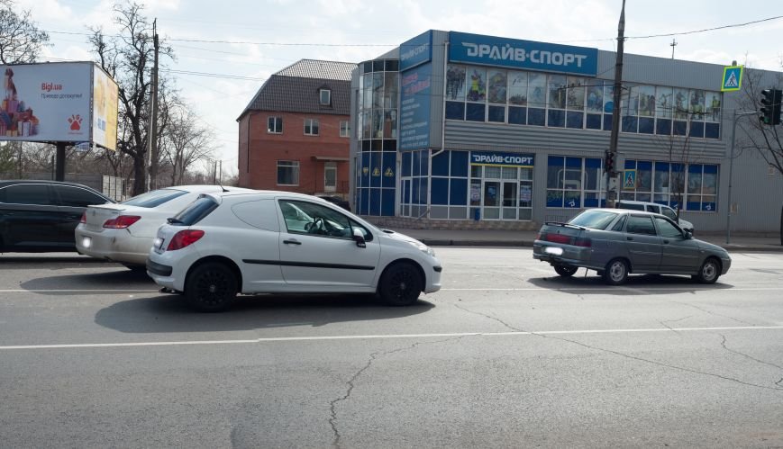 В Кривом Роге четыре автомобиля влетели друг в друга на светофоре (ФОТО) (фото) - фото 1 В Кривом Роге четыре автомобиля влетели друг в друга на светофоре (ФОТО) (фото) - фото 1