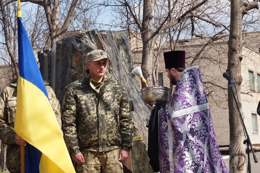 В Криворожском Центре подготовки и переподготовки рабочих кадров увековечили в камне память о своих учениках, погибших в АТО (ФОТО) (фото) - фото 1 В Криворожском Центре подготовки и переподготовки рабочих кадров увековечили в камне память о своих учениках, погибших в АТО (ФОТО) (фото) - фото 1