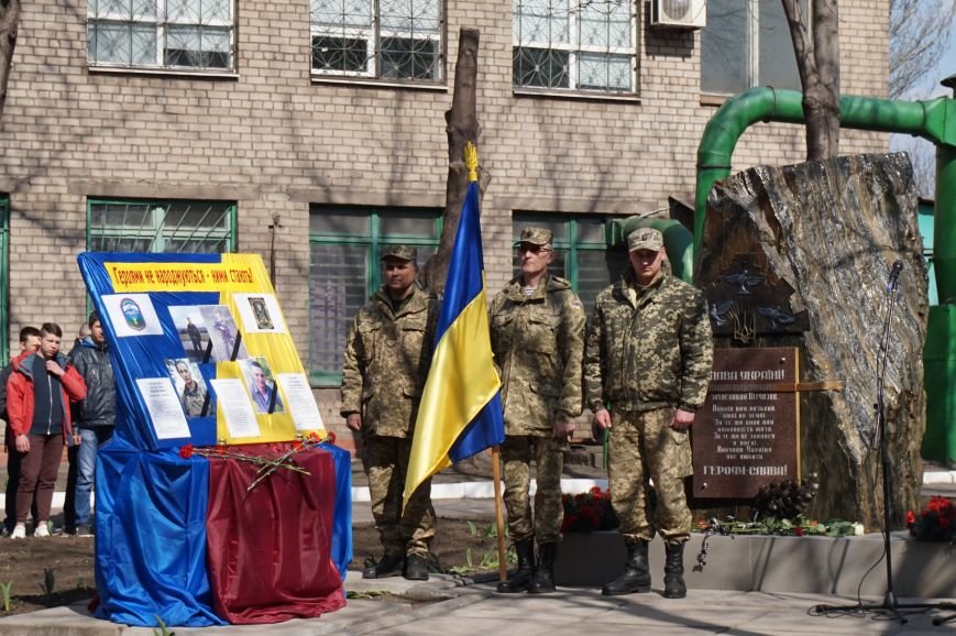 В Криворожском Центре подготовки и переподготовки рабочих кадров увековечили в камне память о своих учениках, погибших в АТО (ФОТО) (фото) - фото 1 В Криворожском Центре подготовки и переподготовки рабочих кадров увековечили в камне память о своих учениках, погибших в АТО (ФОТО) (фото) - фото 1