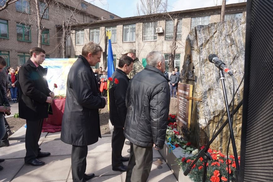 В Криворожском Центре подготовки и переподготовки рабочих кадров увековечили в камне память о своих учениках, погибших в АТО (ФОТО) (фото) - фото 1 В Криворожском Центре подготовки и переподготовки рабочих кадров увековечили в камне память о своих учениках, погибших в АТО (ФОТО) (фото) - фото 1