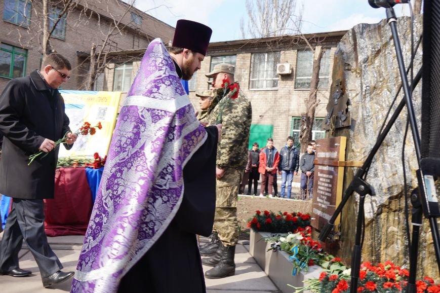 В Криворожском Центре подготовки и переподготовки рабочих кадров увековечили в камне память о своих учениках, погибших в АТО (ФОТО) (фото) - фото 1 В Криворожском Центре подготовки и переподготовки рабочих кадров увековечили в камне память о своих учениках, погибших в АТО (ФОТО) (фото) - фото 1