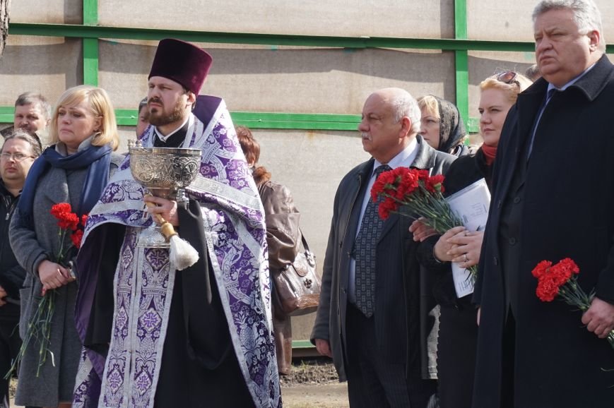 В Криворожском Центре подготовки и переподготовки рабочих кадров увековечили в камне память о своих учениках, погибших в АТО (ФОТО) (фото) - фото 1 В Криворожском Центре подготовки и переподготовки рабочих кадров увековечили в камне память о своих учениках, погибших в АТО (ФОТО) (фото) - фото 1