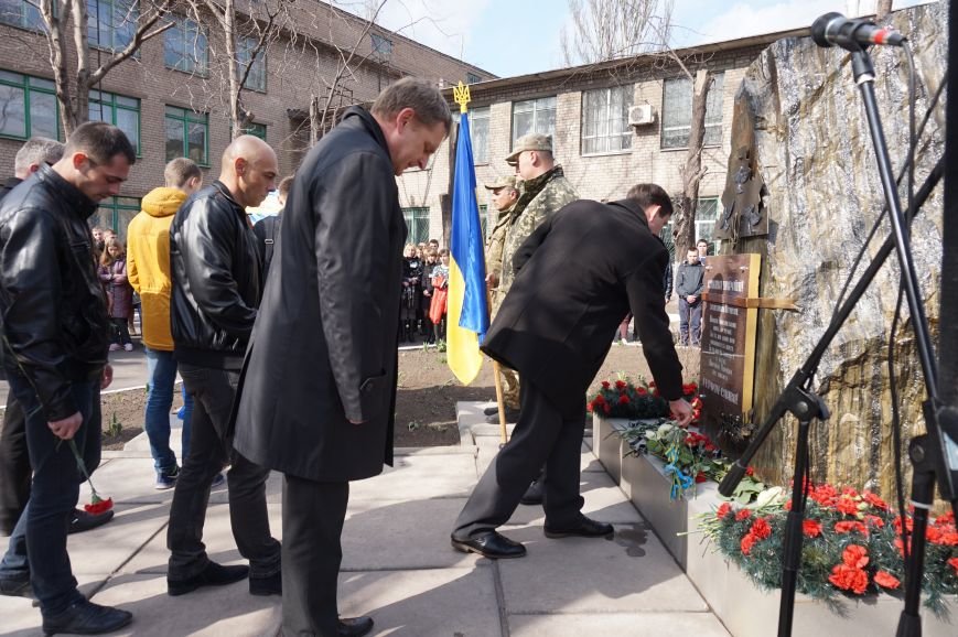 В Криворожском Центре подготовки и переподготовки рабочих кадров увековечили в камне память о своих учениках, погибших в АТО (ФОТО) (фото) - фото 1 В Криворожском Центре подготовки и переподготовки рабочих кадров увековечили в камне память о своих учениках, погибших в АТО (ФОТО) (фото) - фото 1