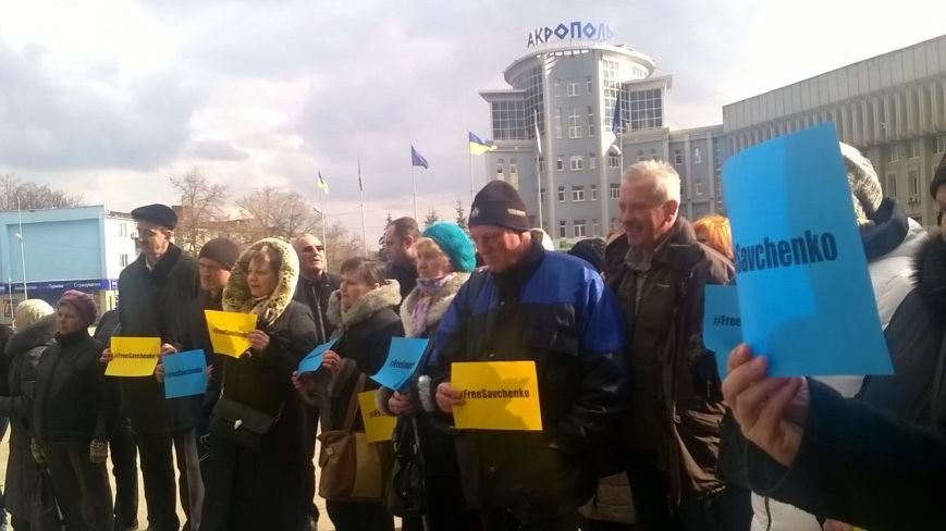Сумчане устроили театральное действо в поддержку Надежды Савченко (ФОТО) (фото) - фото 1 Сумчане устроили театральное действо в поддержку Надежды Савченко (ФОТО) (фото) - фото 1