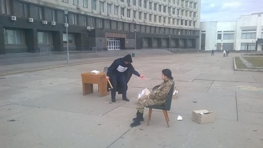Сумчане устроили театральное действо в поддержку Надежды Савченко (ФОТО) (фото) - фото 1 Сумчане устроили театральное действо в поддержку Надежды Савченко (ФОТО) (фото) - фото 1