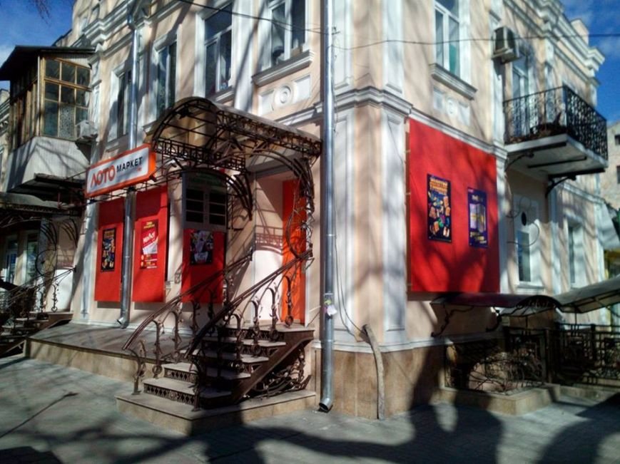 130-летний памятник в центре Одессы испортили мошенники (ФОТО) (фото) - фото 1