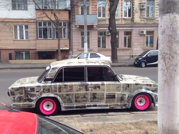 В центре Одессы замечена странная машина из газет (ФОТО) (фото) - фото 1