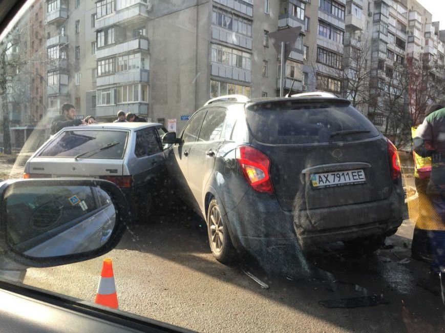 В Харькове тройное ДТП на Деревянко (ФОТО) (фото) - фото 1 В Харькове тройное ДТП на Деревянко (ФОТО) (фото) - фото 1