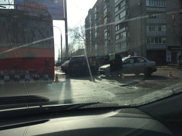 В Харькове тройное ДТП на Деревянко (ФОТО) (фото) - фото 1 В Харькове тройное ДТП на Деревянко (ФОТО) (фото) - фото 1