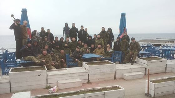Одесские активисты разгромили навесы и спасательную вышку на Ланжероне (ФОТО) (фото) - фото 1