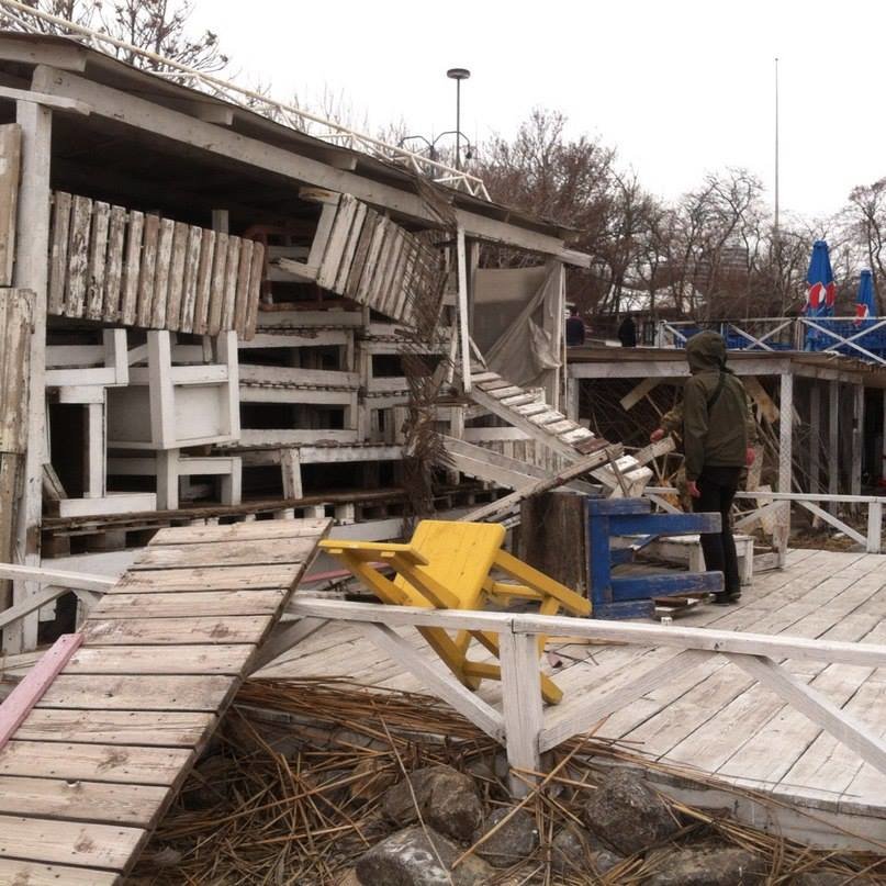 Одесские активисты разгромили навесы и спасательную вышку на Ланжероне (ФОТО) (фото) - фото 1