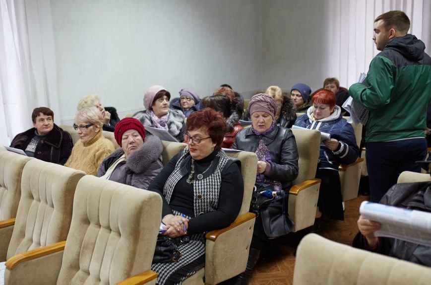 Руслан Требушкин скрывается от неугодной общественности Кр..., фото-5 Руслан Требушкин скрывается от неугодной общественности Красноармейска (Покровска), прячась за спины бабушек и «перекрашенных активистов», фото-5