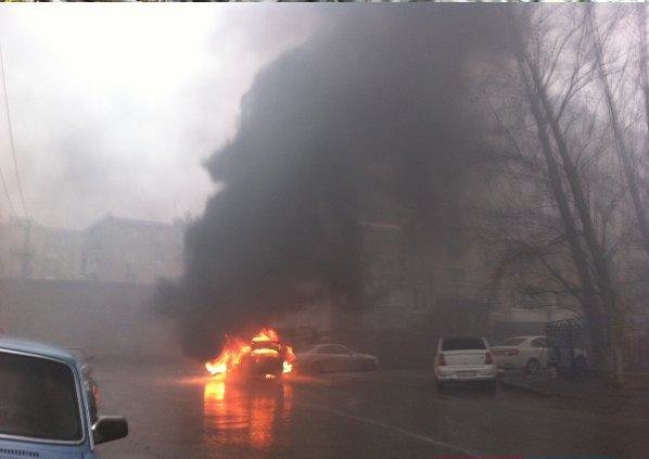 В Ростове на Магнитогорской полностью сгорела иномарка (фото) - фото 1 В Ростове на Магнитогорской полностью сгорела иномарка (фото) - фото 1