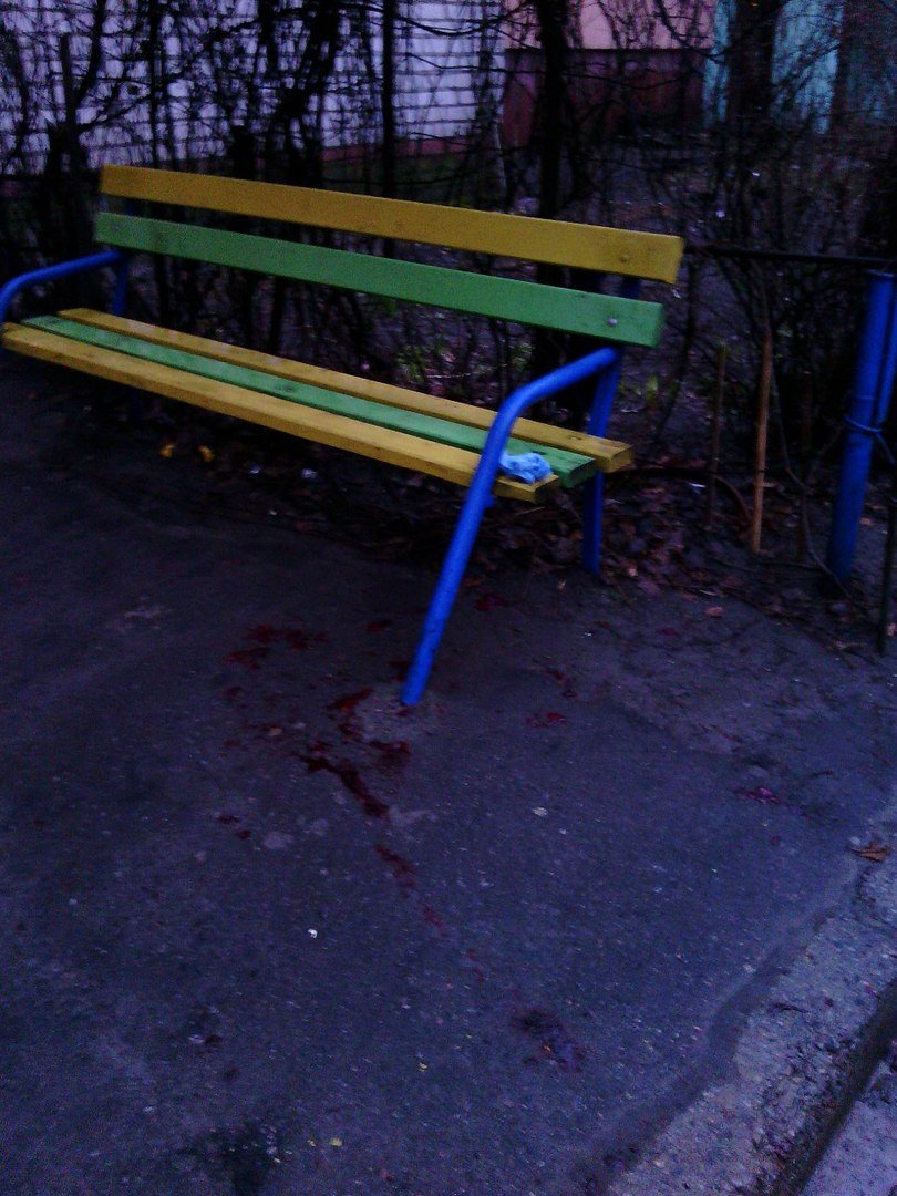В Кременчуге на лавочке под домом весь в крови умер старенький дедушка (фото) - фото 1 В Кременчуге на лавочке под домом весь в крови умер старенький дедушка (фото) - фото 1