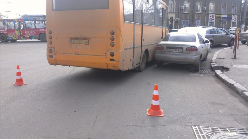 В центре Одессы маршрутка устроила аварию (ФОТО) (фото) - фото 1