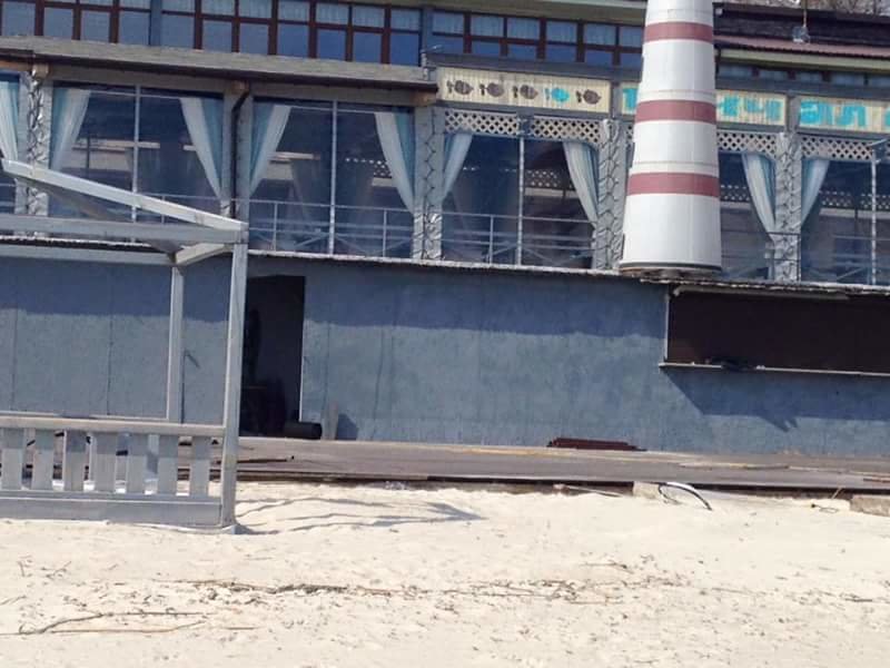 На Ланжероне у одесситов отбирают песок, закрывая берег помостами (ФОТО) (фото) - фото 1
